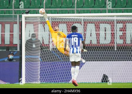 Mailand, Italien. November 2021. Giuseppe Meazza - San Siro Stadion, Mailand, Italien, 03. November 2021, Diogo Costa (FC Porto) während des AC Milan gegen FC Porto - UEFA Champions League Fußballspiel Credit: Live Media Publishing Group/Alamy Live News Stockfoto