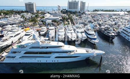 Fort Lauderdale, USA. Oktober 2021. 62. Jährliche Fort Lauderdale International Boat Show (FLIBS), die am 27. Oktober bis 31. Oktober im Bahia Mar Yachting Center (801 Seabreeze Blvd., Fort Lauderdale, FL 33316) Wellen schlägt. Im Besitz der Marine Industries Association of South Florida (MIASF) und produziert von Informa Markets, bietet FLIBS die größte Präsenz von Booten und Meeresexponaten im Wasser. (Foto von Yaroslav Sabitov/YES Market Media/Sipa USA) Quelle: SIPA USA/Alamy Live News Stockfoto