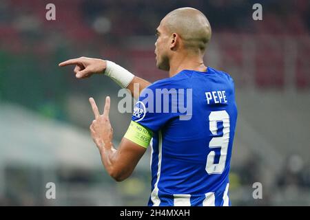 Mailand, Italien. November 2021. Giuseppe Meazza - San Siro Stadion, Mailand, Italien, 03. November 2021, Pepe (FC Porto) während des AC Milan gegen FC Porto - UEFA Champions League Fußballspiel Credit: Live Media Publishing Group/Alamy Live News Stockfoto