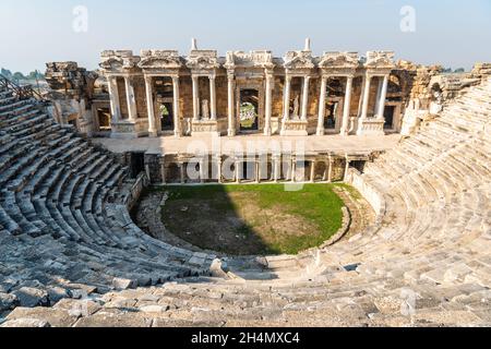 Das Theater in Hierapolis alten Ort in der Denizli Provinz der Türkei. Das Theater wurde wahrscheinlich unter der Herrschaft von Hadrian nach dem Erdk gebaut Stockfoto