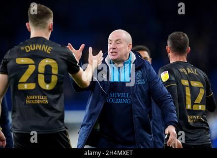 Mark Warburton (rechts), Manager der Queens Park Rangers, schüttelt am Ende des Sky Bet Championship-Spiels im Cardiff City Stadium, Cardiff, die Hände mit Jimmy Dunne. Bilddatum: Mittwoch, 3. November 2021. Stockfoto