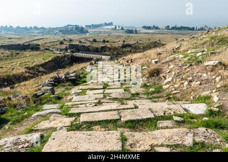 Treppenflucht aus dem 4.-5. Jahrhundert, an der antiken Stätte Hierapolis in der türkischen Provinz Denizli, mit Blick nach unten. Dieser Schritt war b Stockfoto