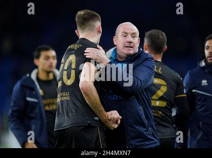 Mark Warburton (rechts), Manager der Queens Park Rangers, umarmt Jimmy Dunne am Ende des Sky Bet Championship-Spiels im Cardiff City Stadium, Cardiff. Bilddatum: Mittwoch, 3. November 2021. Stockfoto