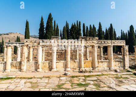 Ruinen der alten Latrinen-Toilette in Hierapolis in der Provinz Denizli in der Türkei. Hierapolis war eine antike griechische Stadt an heißen Quellen Stockfoto