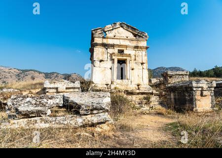 Pamukkale, Denizli, Türkei – 18. November 2020. Ein Sarkophaggrab an der Nekropole von Hierapolis in der türkischen Provinz Denizli. Hier Stockfoto