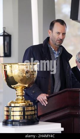 Stadt Und Land, Usa. November 2021. Der Präsident der St. Louis Cardinals, Bill DeWitt III, macht seine Bemerkungen, nachdem bekannt gegeben wurde, dass das President's Cup Golf Turnier am Mittwoch, den 3. November 2021, im Bellerive Country Club 2030 in Town and Country, Missouri, ausgetragen wird. Foto von Bill Greenblatt/UPI Credit: UPI/Alamy Live News Stockfoto