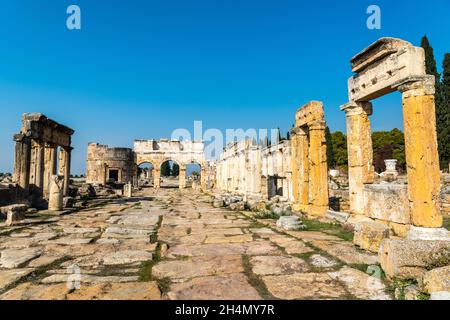 Frontinus Straße in Hierapolis alten Ort in der Denizli Provinz der Türkei. Die 14 m breite Hauptstraße (plateia) ist gepflastert und führt zum monumentalen F Stockfoto