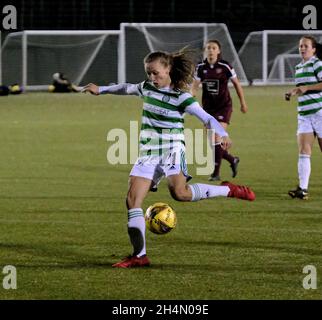 Edinburgh, Großbritannien. November 2021. Oriam, Edinburgh, Schottland, Nove Charlie Wellings (Celtic, #21) erzielt beim SWPL1-Spiel zwischen Hearts und Celtic in Oriam in Edinburgh, Schottland, eine Punktzahl von 0-1. SWPL1 Alex Todd/SPP Credit: SPP Sport Press Photo. /Alamy Live News Stockfoto