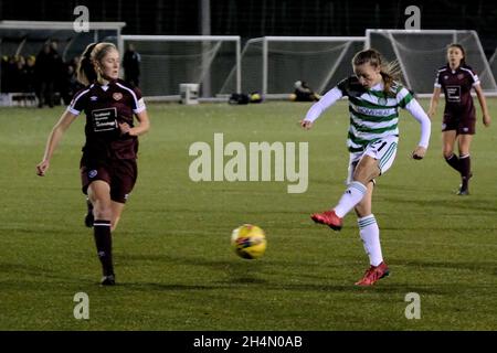 Edinburgh, Großbritannien. November 2021. Oriam, Edinburgh, Schottland, Nove Charlie Wellings (Celtic, #21) erzielt beim SWPL1-Spiel zwischen Hearts und Celtic in Oriam in Edinburgh, Schottland, eine Punktzahl von 0-1. SWPL1 Alex Todd/SPP Credit: SPP Sport Press Photo. /Alamy Live News Stockfoto