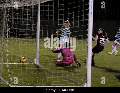 Edinburgh, Großbritannien. November 2021. Oriam, Edinburgh, Schottland, Nove Kathleen McGovern (Celtic, #63) erzielt beim SWPL1-Spiel zwischen Hearts und Celtic in Oriam in Edinburgh, Schottland, eine Punktzahl von 0-2. SWPL1 Alex Todd/SPP Credit: SPP Sport Press Photo. /Alamy Live News Stockfoto