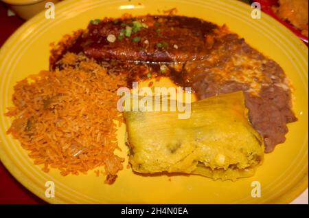 Los Angeles, Kalifornien, USA 27. Oktober 2021 Green Corn Tamale and Cheese Enchilada Teller im El Cholo Spanish Cafe am 27. Oktober 2021 in Los Angeles, Kalifornien, USA. Foto von Barry King/Alamy Stockfoto Stockfoto