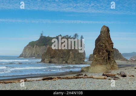 Ruby Beach, WA - USA - 21. September 2021: Horizontale Ansicht der Meeresstapel von Ruby Beach im Olympic National Park Stockfoto