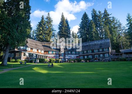 Quinault, WA - USA - Sept. 20, 2021: Horizontale Ansicht der Lake Quinault Lodge, einem historischen Hotel am Südostufer des Lake Quinault im Olympischen Na Stockfoto