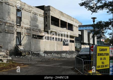 Die Arbeiten zum Abriss der Vorderfassade des Hauptgebäudes des alten BBC-Hauptquartiers Llandaff Cardiff sind im Gange. Bild von Richard Williams Stockfoto