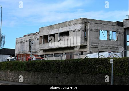 Die Arbeiten zum Abriss der Vorderfassade des Hauptgebäudes des alten BBC-Hauptquartiers Llandaff Cardiff sind im Gange. Bild von Richard Williams Stockfoto