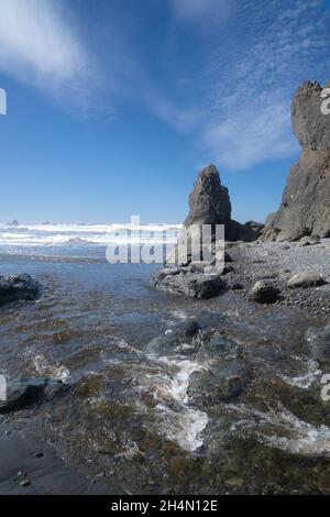 Ruby Beach, WA - USA - 21. September 2021: Vertikale Ansicht der Meeresstapel von Ruby Beach im Olympic National Park Stockfoto