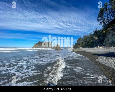 Ruby Beach, WA - USA - 21. September 2021: Horizontale Ansicht der Meeresstapel von Ruby Beach im Olympic National Park Stockfoto