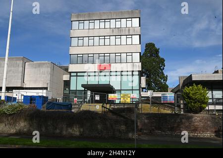 Die Arbeiten zum Abriss der Vorderfassade des Hauptgebäudes des alten BBC-Hauptquartiers Llandaff Cardiff sind im Gange. Bild von Richard Williams Stockfoto