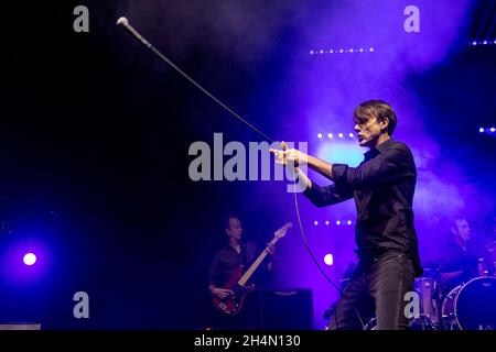 Edinburgh, Schottland, Großbritannien. November 2021. Veloursleder treten im Rahmen ihrer UK- und Europa-Tournee in der Usher Hall in Edinburgh auf, wo sie ihr klassisches Album ‘Coming Up' voll und ganz spielen werden. Nach dem Erfolg ihres gefeierten Albums 'The Blue Hour‘ aus dem Jahr 2018 ging Suede auf den Weg, um ihr wegweisendes Drittel aus dem Jahr 1996 zu feiern. Das für Mercury nominierte Album wurde für den Mercury Music Prize nominiert und enthielt fünf Top-Ten-Singles mit ‘Trash', ‘Beautiful Ones', ‘Saturday Night', ‘Lazy' und ‘Filmstar'. Quelle: Alan Rennie/Alamy Live News Stockfoto