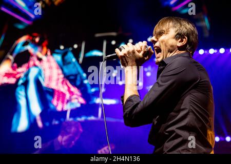 Edinburgh, Schottland, Großbritannien. November 2021. Veloursleder treten im Rahmen ihrer UK- und Europa-Tournee in der Usher Hall in Edinburgh auf, wo sie ihr klassisches Album ‘Coming Up' voll und ganz spielen werden. Nach dem Erfolg ihres gefeierten Albums 'The Blue Hour‘ aus dem Jahr 2018 ging Suede auf den Weg, um ihr wegweisendes Drittel aus dem Jahr 1996 zu feiern. Das für Mercury nominierte Album wurde für den Mercury Music Prize nominiert und enthielt fünf Top-Ten-Singles mit ‘Trash', ‘Beautiful Ones', ‘Saturday Night', ‘Lazy' und ‘Filmstar'. Quelle: Alan Rennie/Alamy Live News Stockfoto