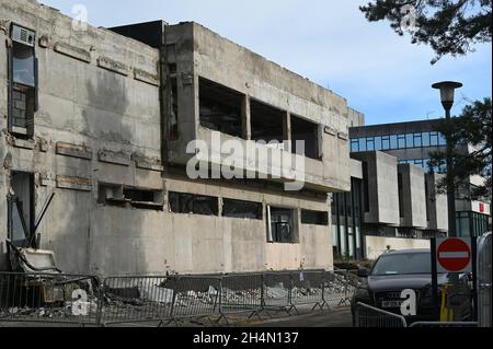 Die Arbeiten zum Abriss der Vorderfassade des Hauptgebäudes des alten BBC-Hauptquartiers Llandaff Cardiff sind im Gange. Bild von Richard Williams Stockfoto