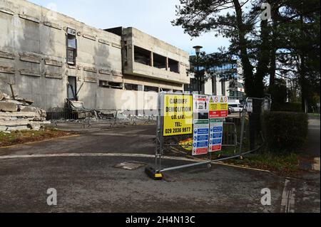 Die Arbeiten zum Abriss der Vorderfassade des Hauptgebäudes des alten BBC-Hauptquartiers Llandaff Cardiff sind im Gange. Bild von Richard Williams Stockfoto