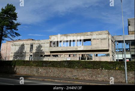 Die Arbeiten zum Abriss der Vorderfassade des Hauptgebäudes des alten BBC-Hauptquartiers Llandaff Cardiff sind im Gange. Bild von Richard Williams Stockfoto