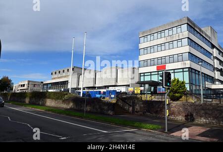 Die Arbeiten zum Abriss der Vorderfassade des Hauptgebäudes des alten BBC-Hauptquartiers Llandaff Cardiff sind im Gange. Bild von Richard Williams Stockfoto