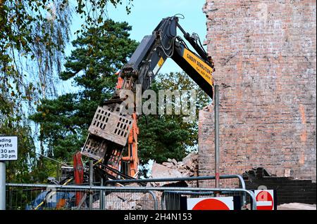 Die Arbeiten zum Abriss der Vorderfassade des Hauptgebäudes des alten BBC-Hauptquartiers Llandaff Cardiff sind im Gange. Bild von Richard Williams Stockfoto