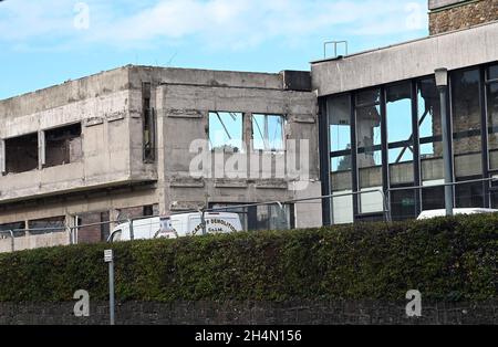 Die Arbeiten zum Abriss der Vorderfassade des Hauptgebäudes des alten BBC-Hauptquartiers Llandaff Cardiff sind im Gange. Bild von Richard Williams Stockfoto