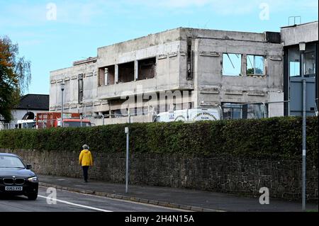 Die Arbeiten zum Abriss der Vorderfassade des Hauptgebäudes des alten BBC-Hauptquartiers Llandaff Cardiff sind im Gange. Bild von Richard Williams Stockfoto