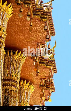 Detail der Mosiaksäulen und des Dachs im Bibliotheksgebäude der Phra Mondop. Grand Palace. Bangkok, Thailand Stockfoto