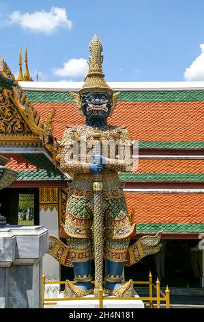 Dämonenwache, Yaksha, Thotsakhirithon, im Großen Palast; พระบรมมหาราชวัง; Wat Phra Kaew, Bangkok, Thailand. Stockfoto