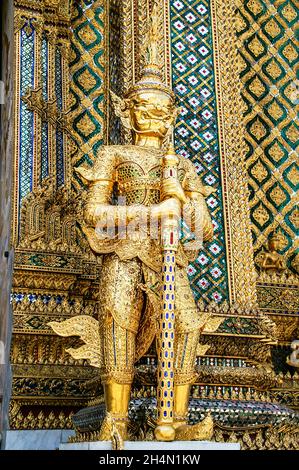 Die goldene Schutzstatue steht am Eingang zum Tempel des Smaragd-Buddha, Wat Phra Kaew, dem Großen Palast. Bangkok, Thailand Stockfoto