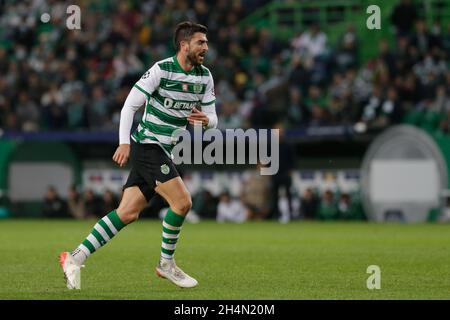 Lissabon, Portugal. November 2021. Paulinho vor Sporting CP im Einsatz beim UEFA Champions League-Spiel der Gruppe C zwischen Sporting CP und Besiktas am 03. November 2021 im Jose Alvalade Stadium in Lissabon, Portugal. Valter Gouveia/SPP Credit: SPP Sport Press Photo. /Alamy Live News Stockfoto