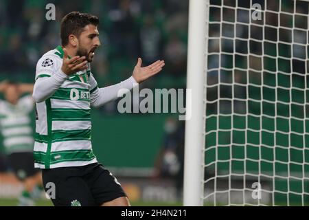 Lissabon, Portugal. November 2021. Paulinho vor Sporting CP reagiert beim UEFA Champions League-Spiel der Gruppe C zwischen Sporting CP und Besiktas am 03. November 2021 im Jose Alvalade Stadium in Lissabon, Portugal. Valter Gouveia/SPP Credit: SPP Sport Press Photo. /Alamy Live News Stockfoto