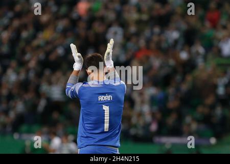 Lissabon, Portugal. November 2021. Adan-Torhüter von Sporting CP reagiert während des UEFA Champions League-Spiel der Gruppe C zwischen Sporting CP und Besiktas am 03. November 2021 im Jose Alvalade Stadium in Lissabon, Portugal. Valter Gouveia/SPP Credit: SPP Sport Press Photo. /Alamy Live News Stockfoto