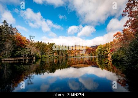 Herbst Farbe Reflexionen an Balsam Lake - Roy Taylor Wald in der nantahala National Forest, Kanada, North Carolina, USA Stockfoto