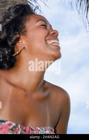 Schwarze Frau posiert für Foto. Sie lächelt und schaut auf die Kamera. Salvador, Bahia, Brasilien. Stockfoto