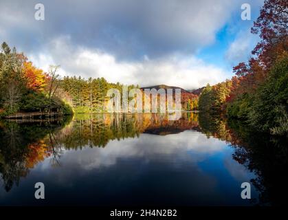 Herbst Farbe Reflexionen an Balsam Lake - Roy Taylor Wald in der nantahala National Forest, Kanada, North Carolina, USA Stockfoto