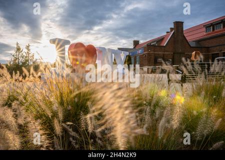 Hannacroix, New York - 27. Oktober 2021: Horizontale Ansicht des Hauptstadtbereichs Service Area I Love NY Sign 2. Stockfoto