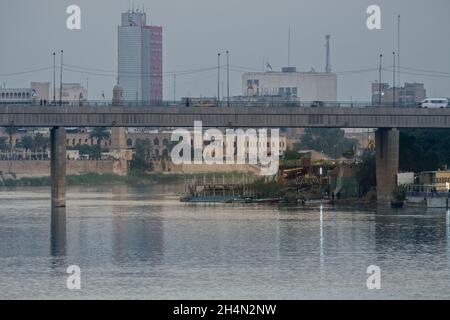 Bagdad, Irak - 11. Oktober 2021: Abendansicht der Bab Al-Moatham Brücke (große Torbrücke), die die beiden Hälften von Bagdad Karkh und Risafa Coun verbindet Stockfoto