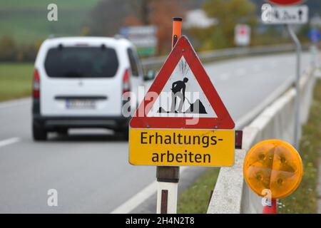 Schild 'Erhaltungsarbeiten' auf einer Straße in Österreich, Europa - Schild 'Conservation Works' auf einer Straße in Österreich, Europa Stockfoto