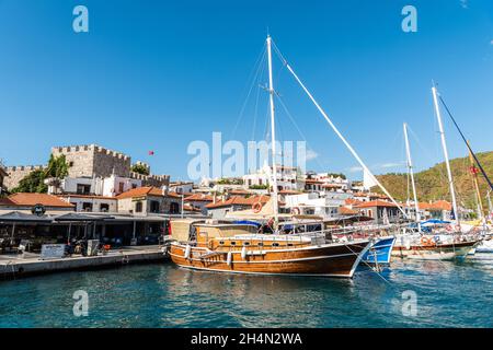 Marmaris, Mugla, Türkei – 30. September 2020. Waterfront in Marmaris Resort Stadt in der Türkei. Blick auf mittelalterliche Burg, Yachten, Gewerbeimmobilien a Stockfoto