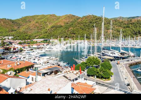 Marmaris, Mugla, Türkei – 30. September 2020. Blick über Netsel Marina in Marmaris Resort Stadt in der Türkei. Blick mit Yachten, Gewerbeimmobilien und p Stockfoto