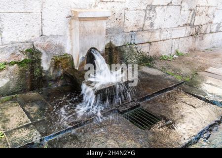 Izmir, Türkei – 3. Oktober 2020. Antiker Wasserbrunnen in den Gewölbekammern der antiken Agora in Izmir, Türkei. Stockfoto