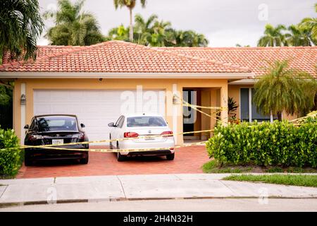 Hollywood, FL, USA - 31. Oktober 2021: Foto eines Hauses, das auf Trick oder Behandlung hinweist, ist nicht willkommen und es gibt keine Süßigkeiten. Covid 19 Coronavirus p Stockfoto