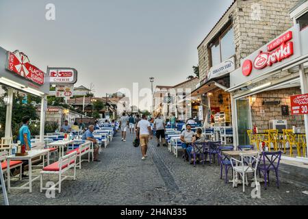 Alacati, Izmir, Türkei – 3. Oktober 2020. Eine schmale gepflasterte Straße in Alacati Resort Stadt der Provinz Izmir in der Türkei. Stockfoto