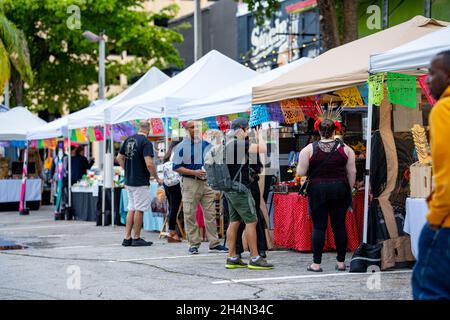 Fort Lauderdale, FL, USA - 2. November 2021: Foto der Szene am Tag der Toten, bekannt als dio los muertos auf den Straßen der Innenstadt Stockfoto