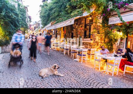 Alacati, Izmir, Türkei – 3. Oktober 2020. Eine schmale gepflasterte Straße in Alacati Resort Stadt der Provinz Izmir in der Türkei. Stockfoto